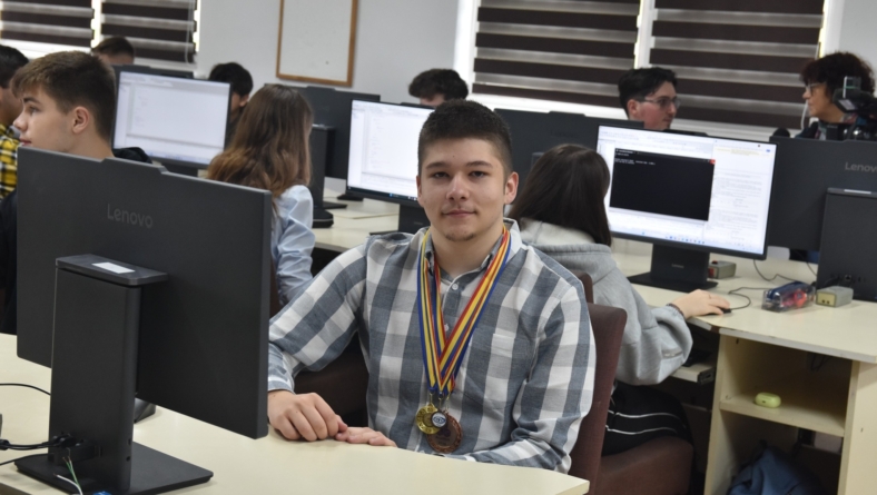 Premieră pentru Maramureș: Elevul Raul Cosmin Perhaița, rezultate excepționale la patru olimpiade naționale din domeniul informaticii