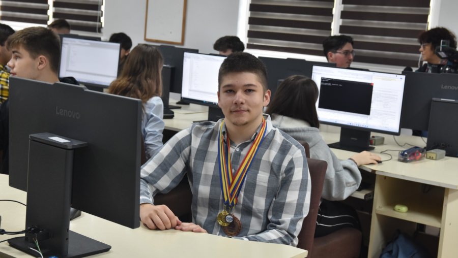 Premieră pentru Maramureș: Elevul Raul Cosmin Perhaița, rezultate excepționale la patru olimpiade naționale din domeniul informaticii