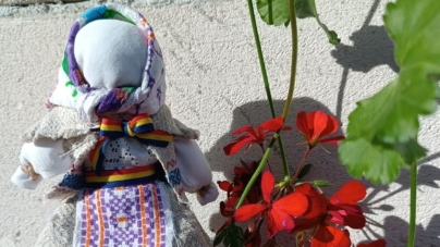 În Sarasău se organizează atelierul de creație „Păpușile bunicilor”