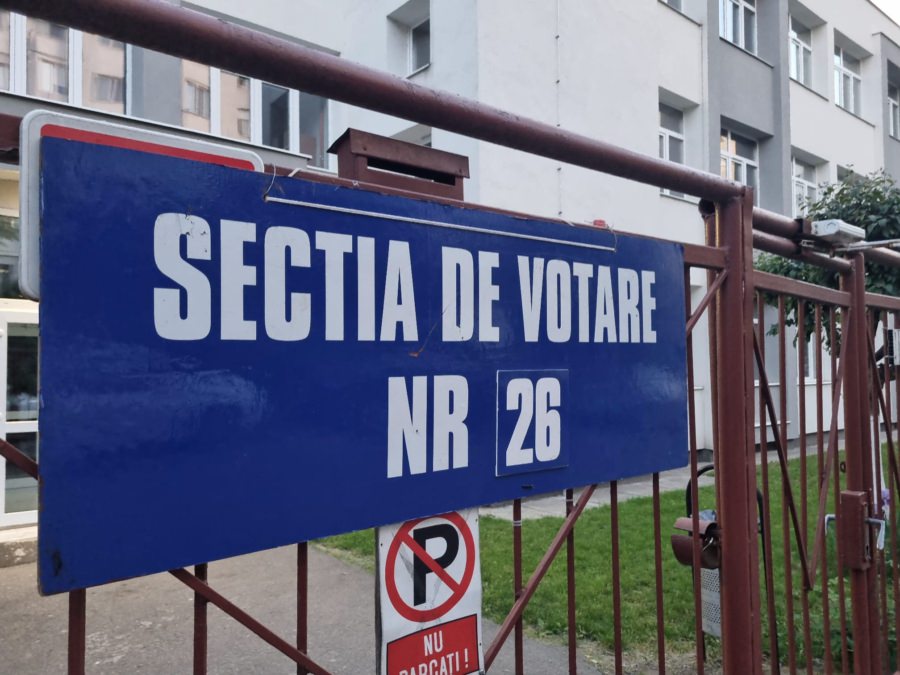 O campanie electorală abrazivă care lasă în urmă o întrebare de catifea: ”Eu cu cine votez?”