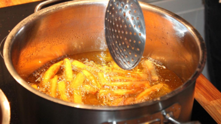 Uleiul uzat este noua comoară globală și noi îl aruncăm pe canal…