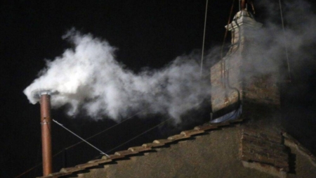 Fum alb la Vatican: Habemus Papam!