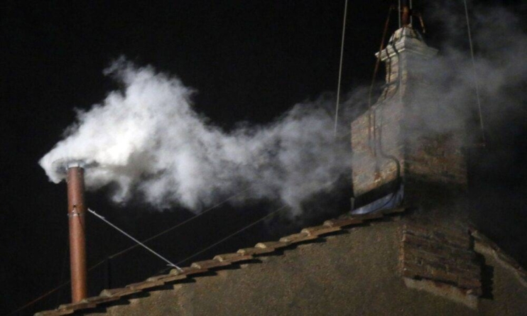 Fum alb la Vatican: Habemus Papam!