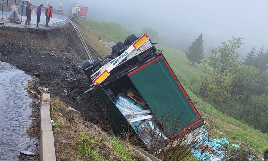 Șoseaua a cedat sub greutatea apelor, iar un TIR s-a prăbușit în gol