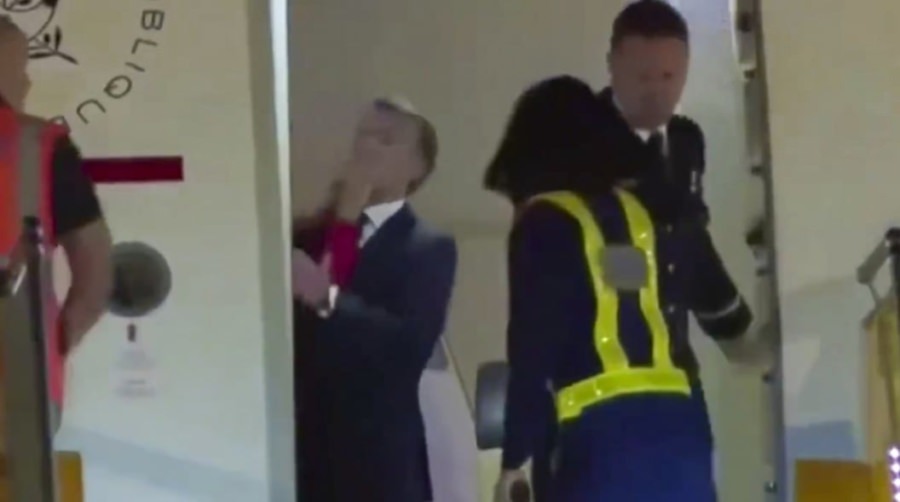 Președintele Macron, „pălmuit” la coborârea din avion?