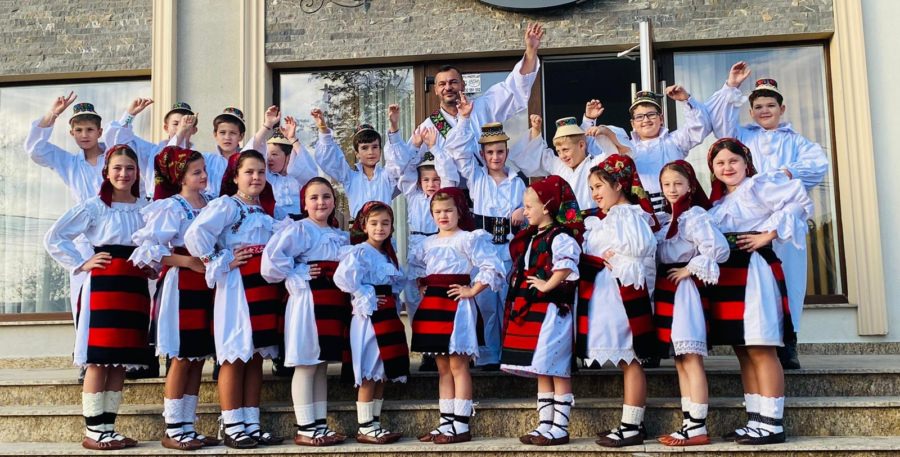 Ansamblul „Berbeștenii” participă la Festivalului-Concurs Național pentru soliști vocali și ansambluri de dansuri populare „Danțu’ Tinerilor”
