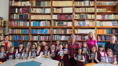 Lansare emoționantă la Școala „Nicolae Iorga”: Bunica-psiholog Elena Popa le-a dăruit „Povești istețe” elevilor de la clasa pregătitoare A Step by Step