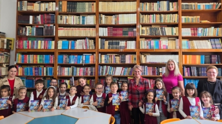 Lansare emoționantă la Școala „Nicolae Iorga”: Bunica-psiholog Elena Popa le-a dăruit „Povești istețe” elevilor de la clasa pregătitoare A Step by Step