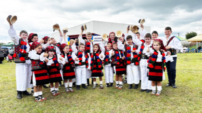 Ansamblul „Berbeștenii” a câștigat trofeul la Festivalul-Concurs Național pentru soliști vocali și ansambluri de dansuri populare „Danțu’ Tinerilor”