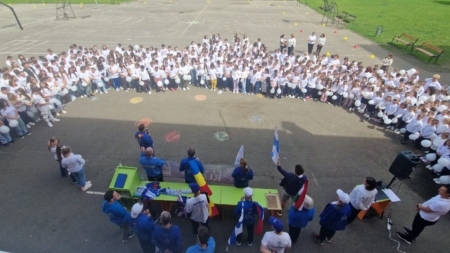 Torța păcii a strălucit și în curtea Școlii Gimnaziale „Alexandru Ioan Cuza” Baia Mare