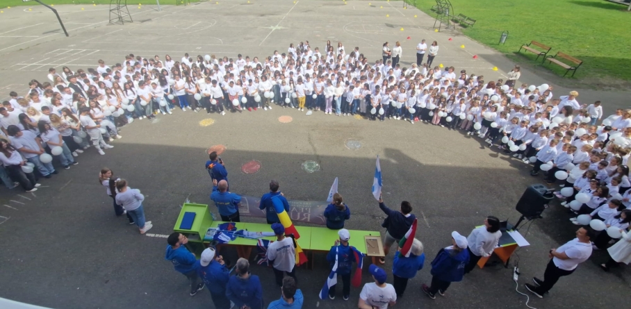 Torța păcii a strălucit și în curtea Școlii Gimnaziale „Alexandru Ioan Cuza” Baia Mare