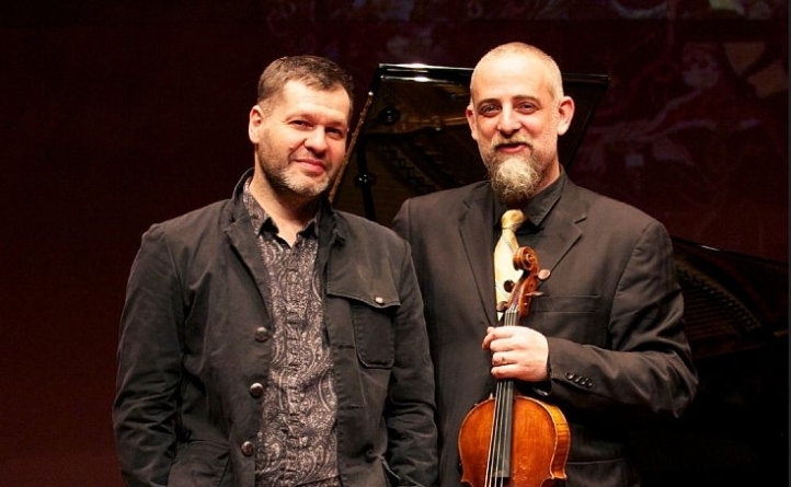 Pianistul Lucian Ban și violistul Mat Maneri lansează albumul „Transylvanian Dance”