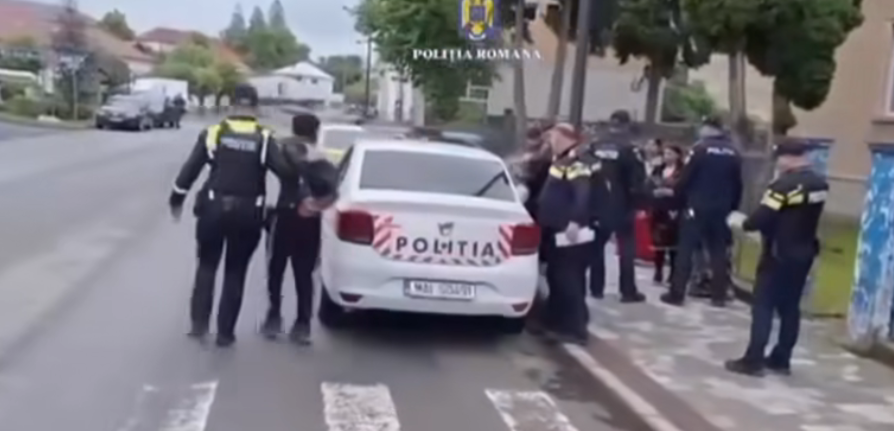 Scandalagii cercetați după ce au amenințat un polițist