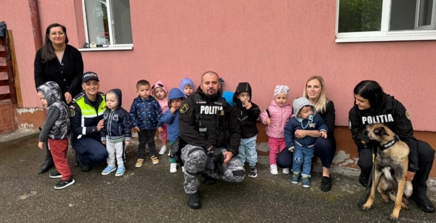 Polițiști la întâlnire cu copii de grădiniță