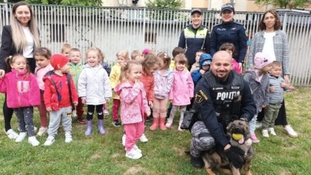Câini ai poliției în ”misiune” printre copii