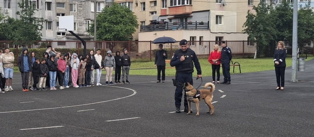 Un oaspete special al copiilor: câinele Edam, al Jandarmeriei Maramureș