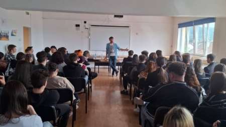 Elevii de la Colegiul Economic „Nicolae Titulescu” au avut onoarea de a-l cunoaște pe actorul Bogdan Bob Rădulescu