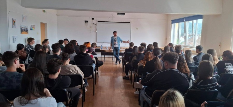 Elevii de la Colegiul Economic „Nicolae Titulescu” au avut onoarea de a-l cunoaște pe actorul Bogdan Bob Rădulescu