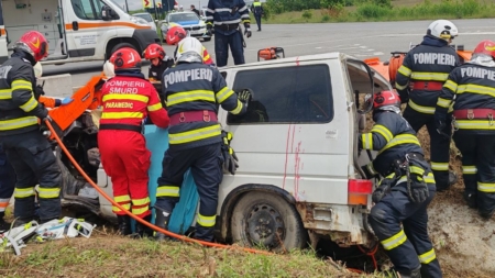 Exercițiu ISU pe scenariul unui accident între o autocisternă cu substanțe periculoase și un microbuz școlar