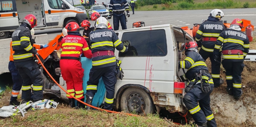 Exercițiu ISU pe scenariul unui accident între o autocisternă cu substanțe periculoase și un microbuz școlar