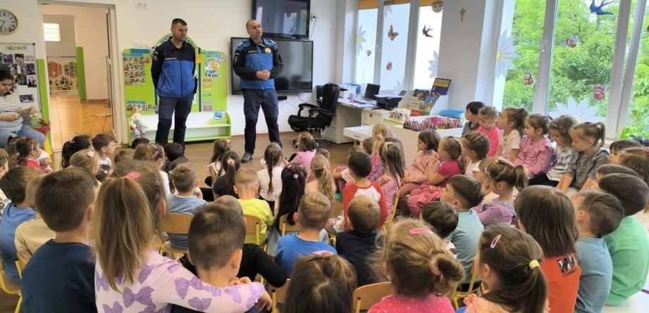 Cu jandarmii la grădiniță
