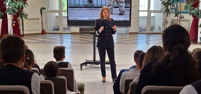 Polițiști la discuții cu copiii în Săptămâna prevenirii criminalității