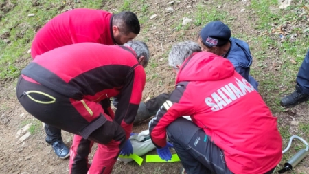 Acțiune a salvamontiștilor într-o zonă cu acces dificil în sprijinul unui bărbat accidentat
