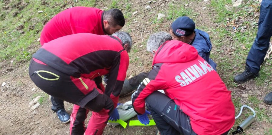 Acțiune a salvamontiștilor într-o zonă cu acces dificil în sprijinul unui bărbat accidentat