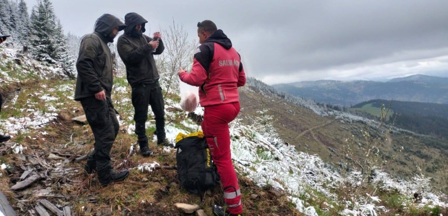 Poveste de viață cu Salvamont Maramureș: ”Mamele au izbucnit în plâns când ne-au văzut aducându-le copiii în viață, încercau să ne sărute mâinile”