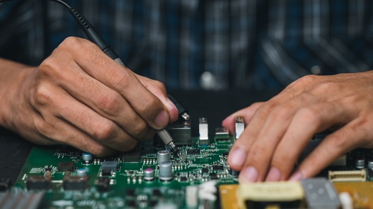 Cum să îți creezi propriul robot folosind plăci de dezvoltare și module electronice