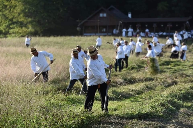 Ca pe vremuri: Se va face clacă de coasă în Groși, pe Valea Mare