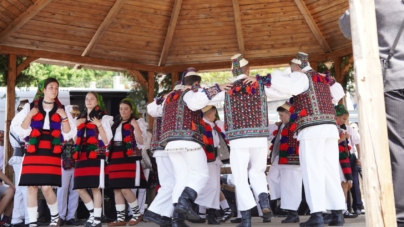 În ziua de Rusalii, în Călinești are loc tradiționalul eveniment „Învârtita vălenarilor”