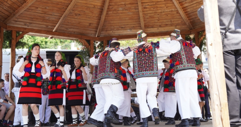 În ziua de Rusalii, în Călinești are loc tradiționalul eveniment „Învârtita vălenarilor”