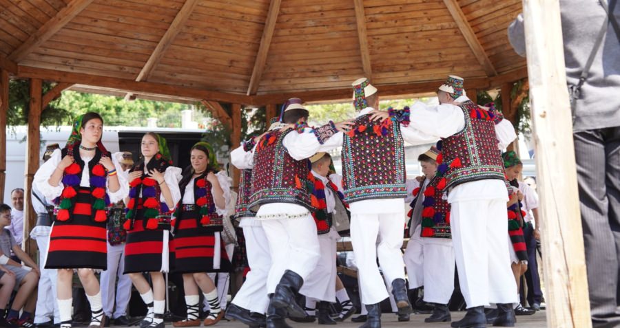 În ziua de Rusalii, în Călinești are loc tradiționalul eveniment „Învârtita vălenarilor”