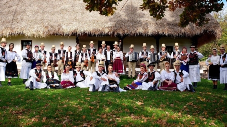În această duminică: Tradiție și voie bună cu Ansamblul „Transilvania” la Suciu de Sus și Asuaju de Sus