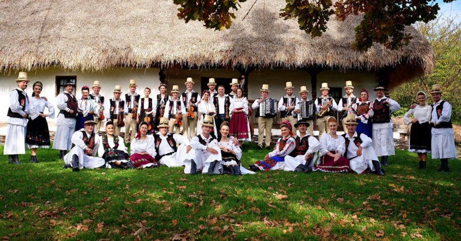 În această duminică: Tradiție și voie bună cu Ansamblul „Transilvania” la Suciu de Sus și Asuaju de Sus