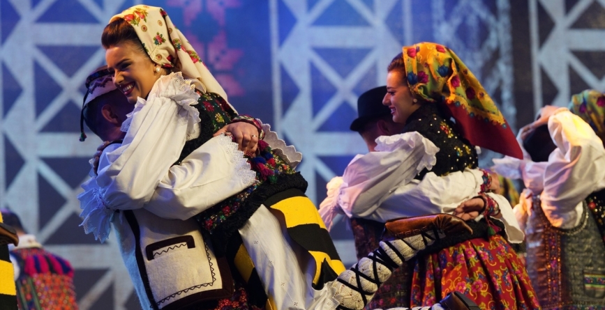 Ansamblul Folcloric Național „Transilvania” participă la Ziua Universală a Iei la Lisabona