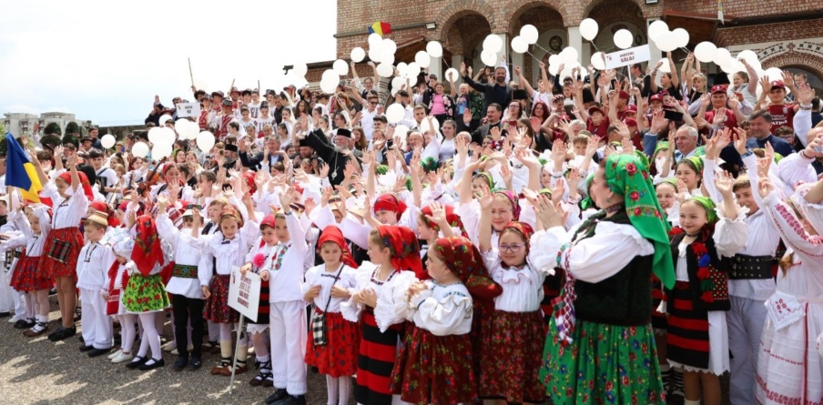 La Catedrala Episcopală: Bucuria onomasticii Preasfințitului Părinte Iustin s-a împletit cu sărbătoarea Zilei Copilului