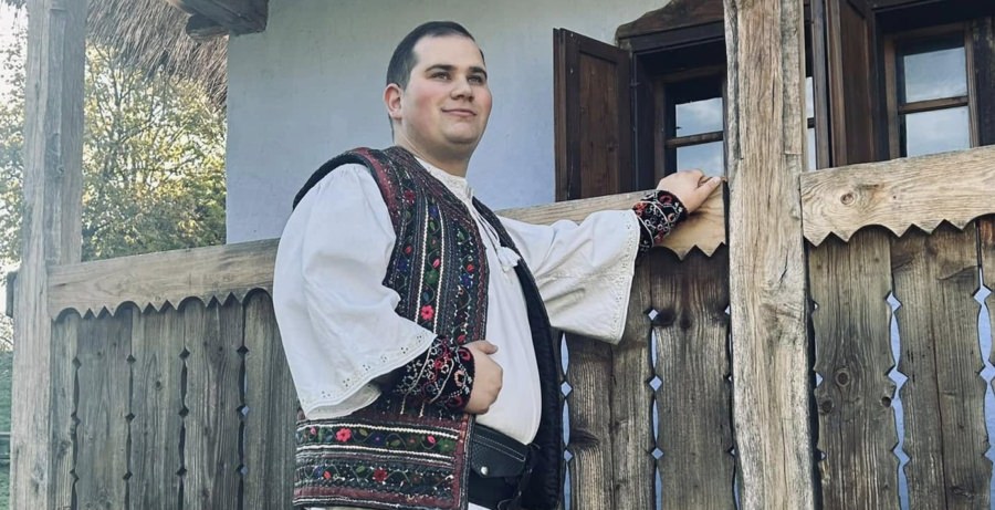 La mulți ani, Denis Năsui! Tânărul promotor al tradițiilor din Maramureș împlinește 22 de ani