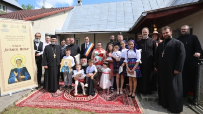O familie monoparentală cu 9 copiii din orașul Cavnic a primit o casă din partea Episcopiei