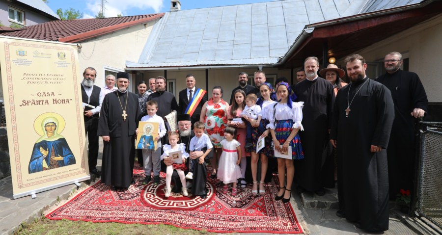 O familie monoparentală cu 9 copiii din orașul Cavnic a primit o casă din partea Episcopiei