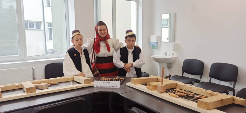 Elevii „Școlii Rădăcinilor Străbune” Călinești, premiați la etapa județeană a Olimpiadei de Meșteșuguri artistice tradiționale
