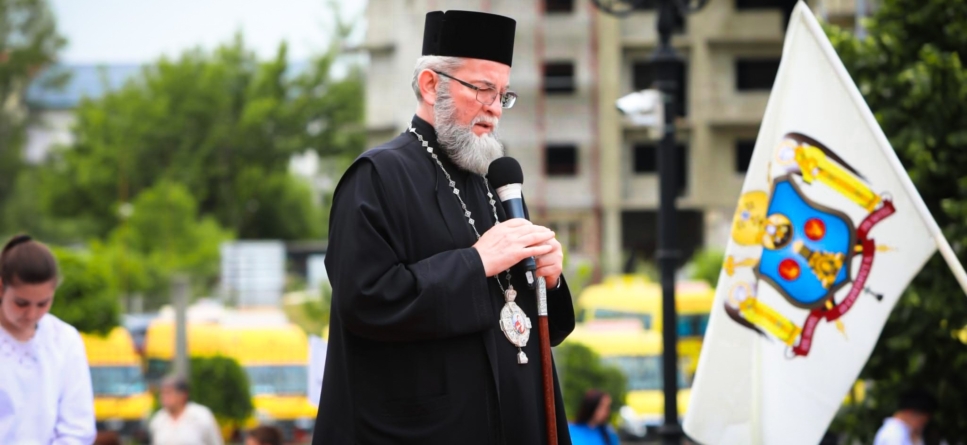 PS Iustin: „Școala și dascălii trebuie să dăruiască copiilor educația adevărată, să le inspire iubirea de frumos, de valori adevărate și nemuritoare”