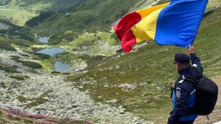 Tricolorul României, arborat pe cele mai înalte culmi din Munții Rodnei