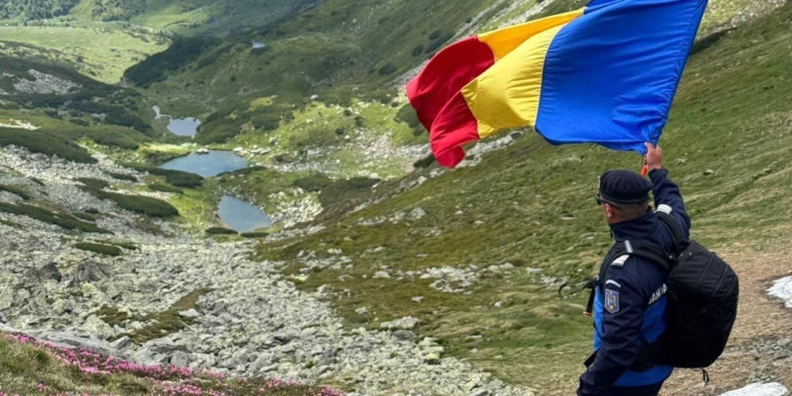 Tricolorul României, arborat pe cele mai înalte culmi din Munții Rodnei