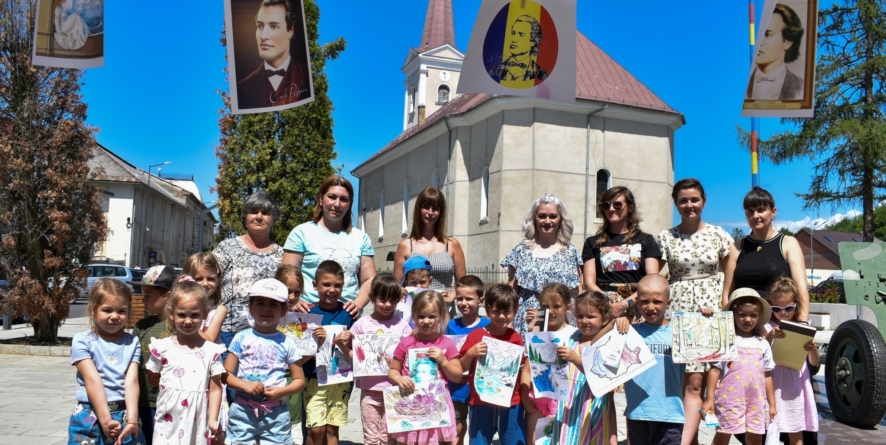 Versuri în culori: Copiii din Târgu Lăpuș l-au omagiat într-un mod inedit pe marele poet Mihai Eminescu