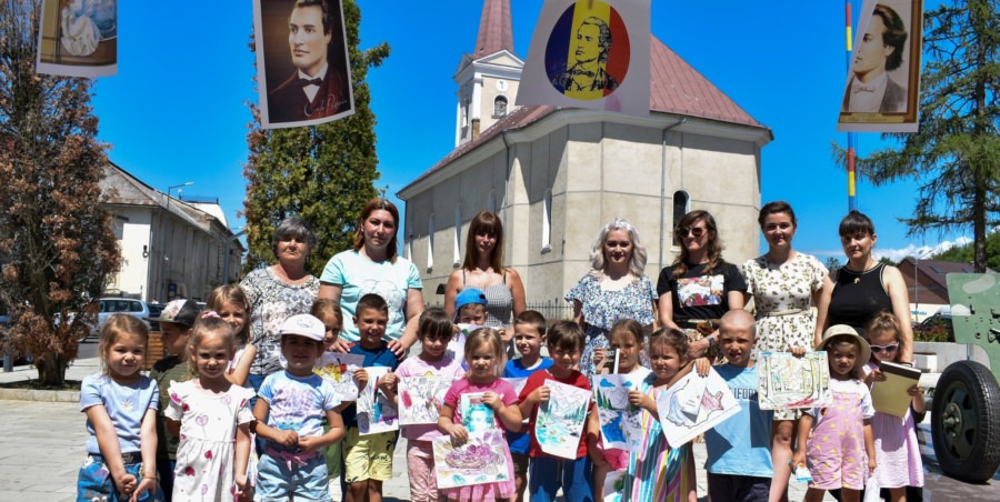 Versuri în culori: Copiii din Târgu Lăpuș l-au omagiat într-un mod inedit pe marele poet Mihai Eminescu