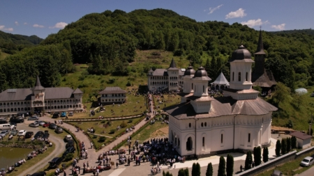 A fost târnosită biserica nouă a Mănăstirii Lăpușul Românesc – Ruoaia