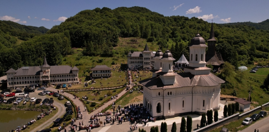 A fost târnosită biserica nouă a Mănăstirii Lăpușul Românesc – Ruoaia