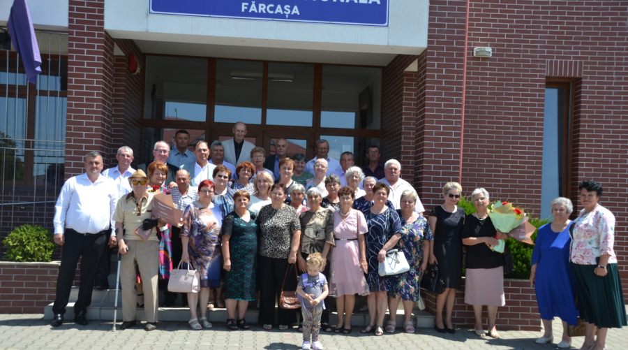 Momente emoționante la Fărcașa: A avut loc întâlnirea la 49 de ani de la terminarea clasei a VIII-a